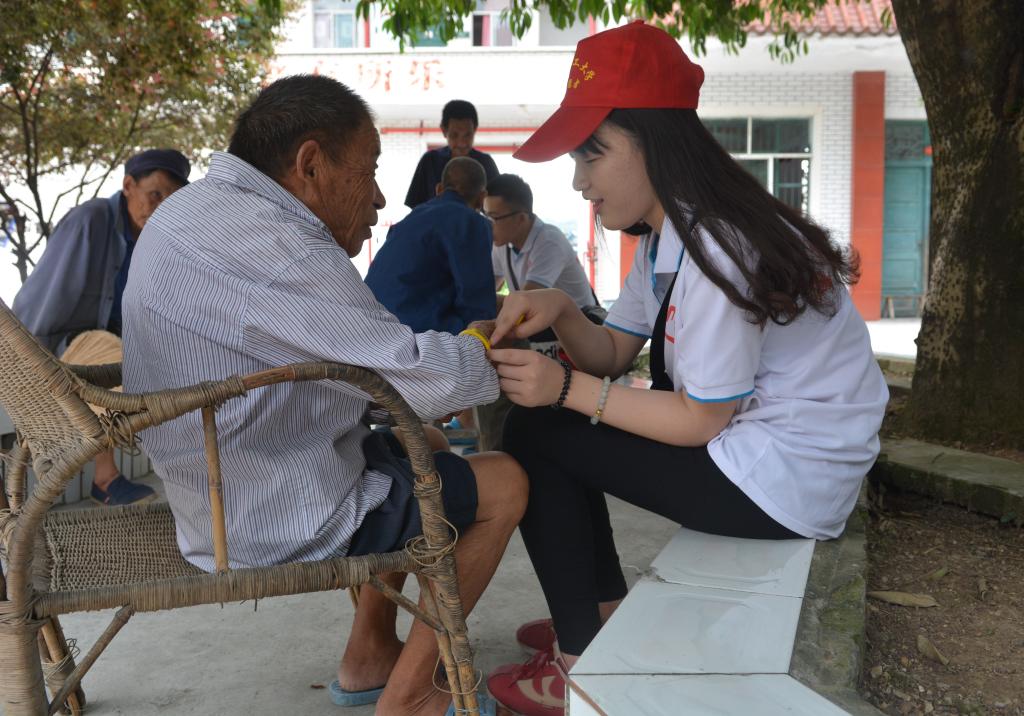 志愿者给老人戴智能手环