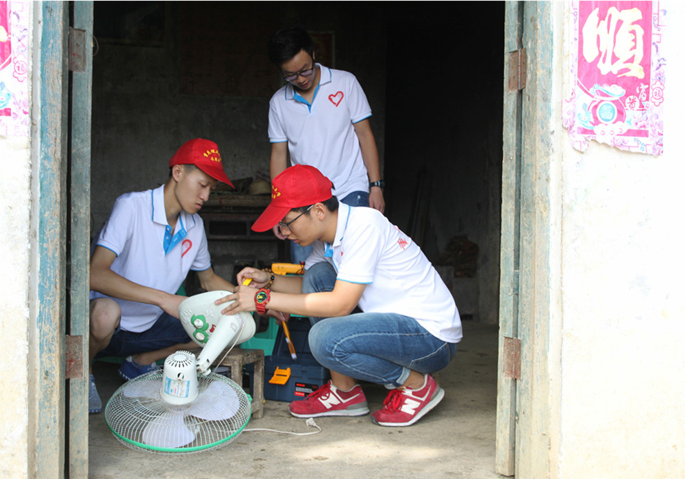 志愿者到山上给居民修风扇