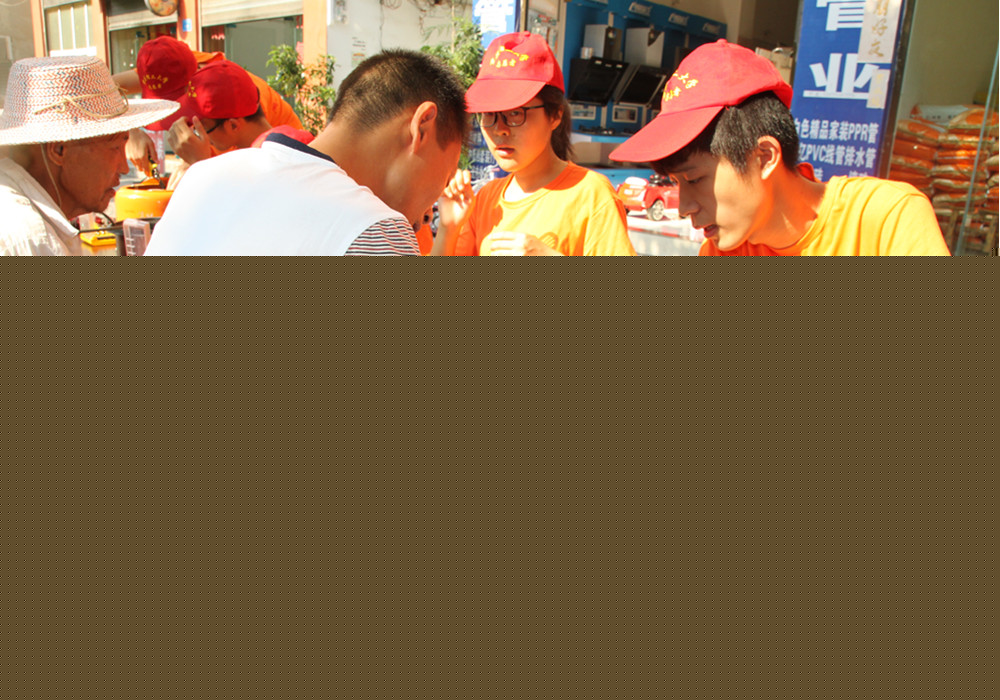 正在做调查问卷的居民