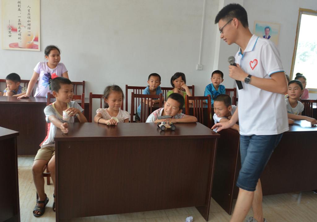 志愿者展示太阳能小车供